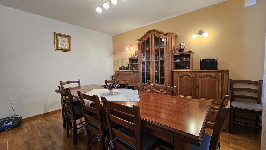 Casă / Vilă de lux cu 8 camere de vânzare in Obcini, Suceava