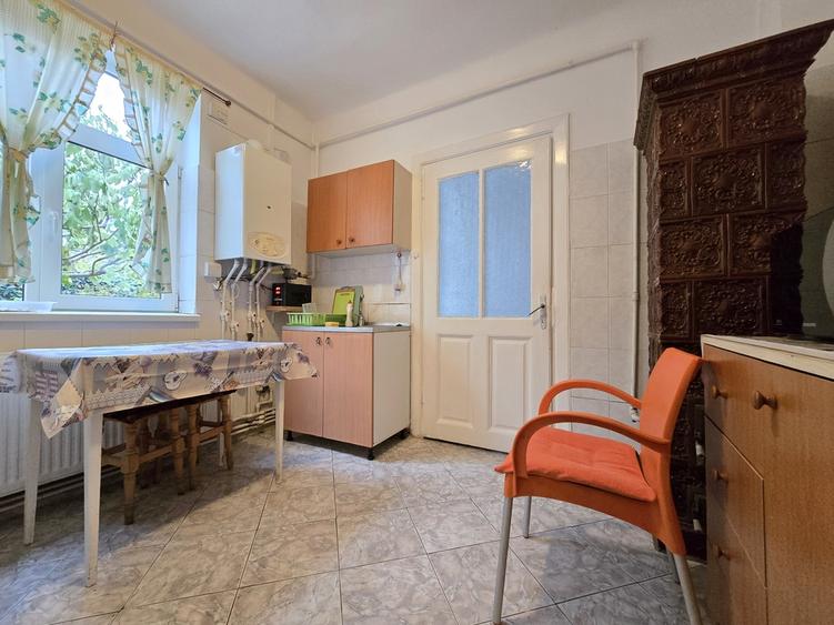 Mihai Eminescu, casa la curte, 75 mp