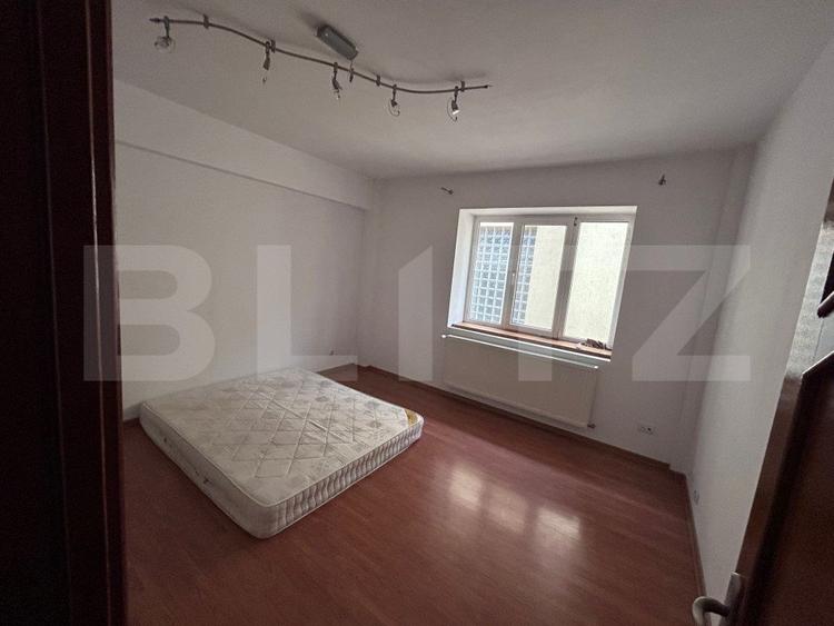 Casa cu 7 camere, 4 bai, 330 mp, 900 mp curte, zona Ford
