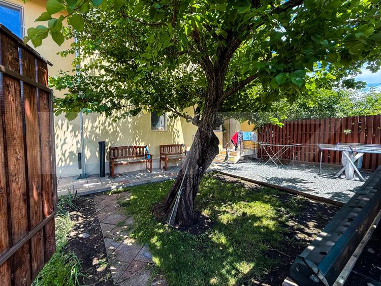 Casă înșiruită de 204 mp, complet mobilată și utilată, garaj, curte și 4 locuri