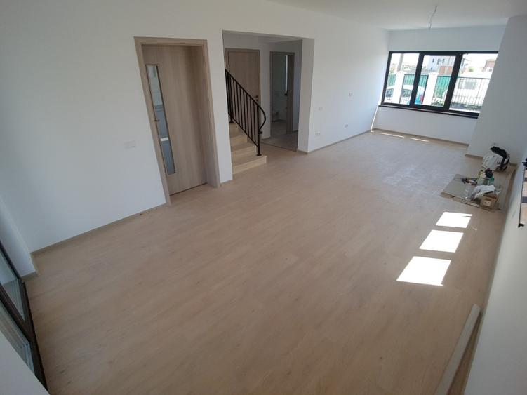 Proprietar- Single 5 camere, 340 mp, pod, canalizare, parc
