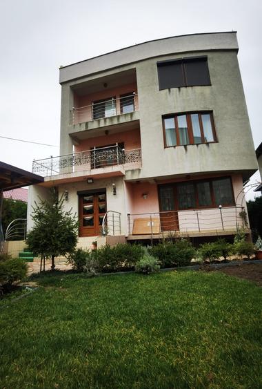 Navodari(Centru)- Casa D+P+2+T, construcție solidă, disponibila imediat