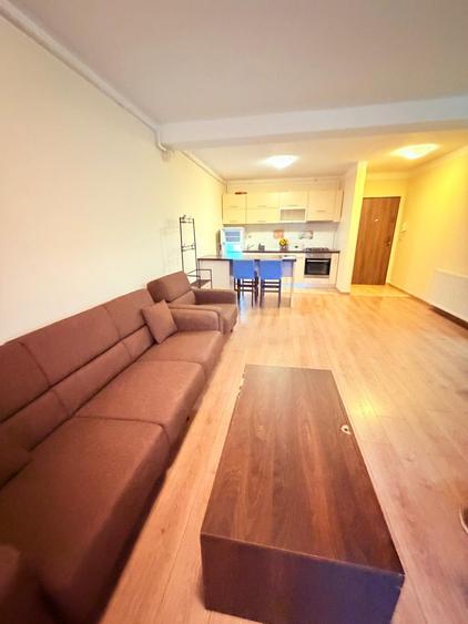 Apartament 3 camere, 65 mp si balcon, parcare, strada privată, 450 E