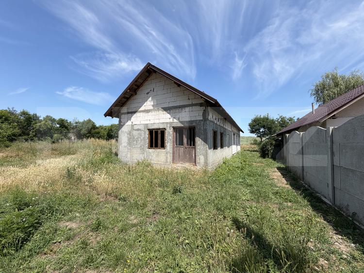 Teren cu casa de vanzare Tuglui, 2200 mp, aproape de padure