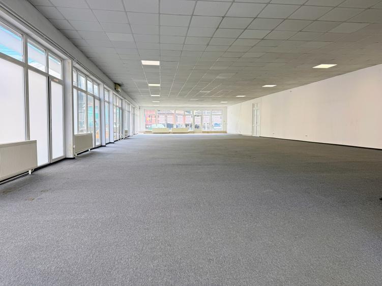 Showroom 300mp Soseaua Alba Iulia langa benzinăria Mol cu vitrina mare