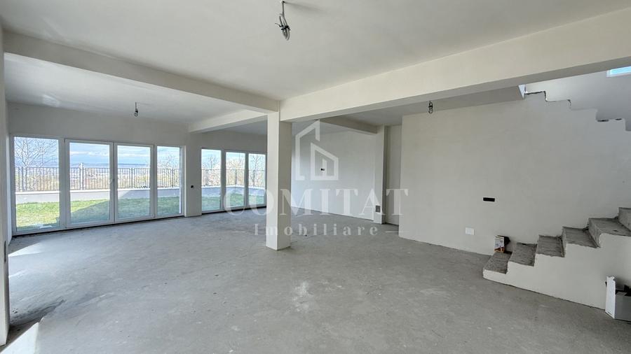 Casă individuală cu panoramă spre oraș zona de case și vile