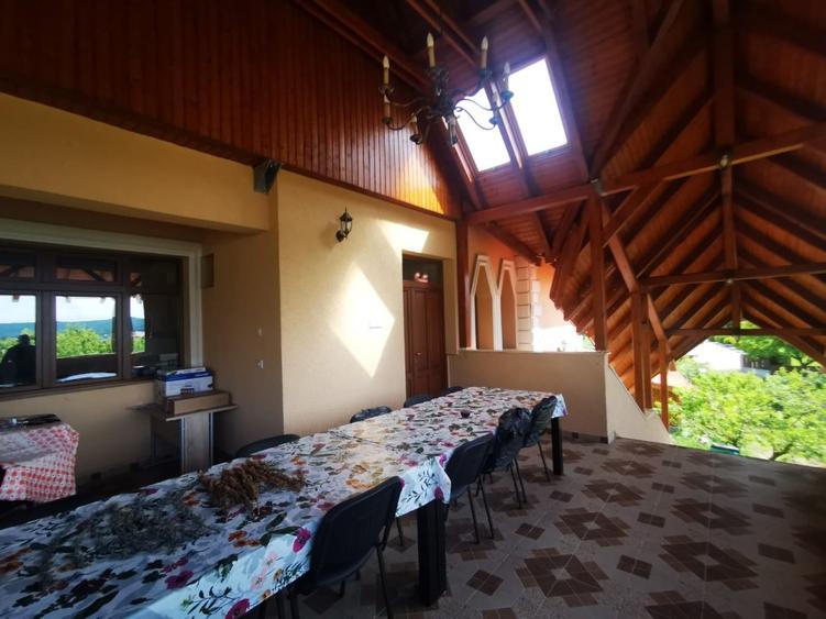 Vand un mic castel D+P+M , in zona Corunca, unde se poate locui gratis,