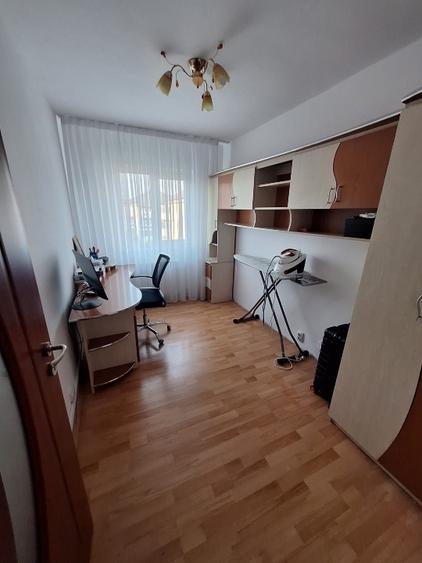 Vand apartament tip PB, 3 camere, in Rogerius, bloc cu acoperis, 58mp