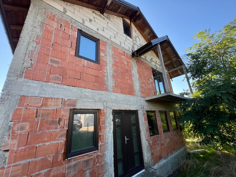 Casa la rosu de vanzare in Lunca Cetatuii