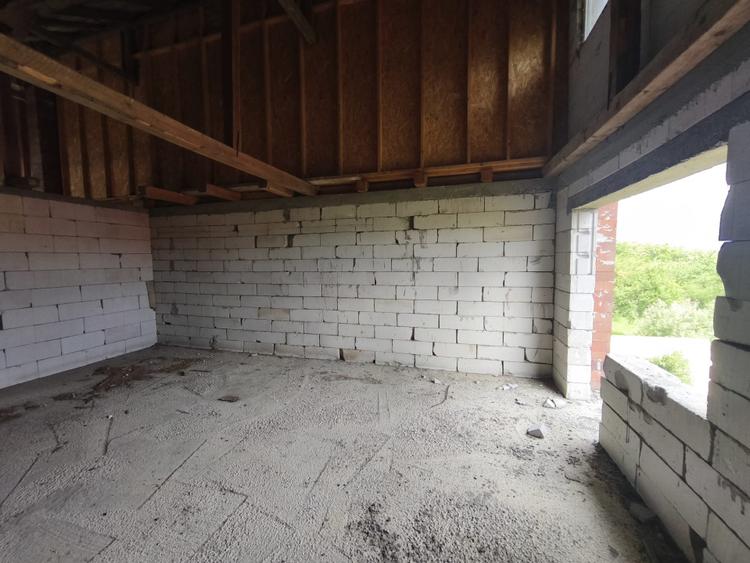 Duplex la rosu, 4400 mp teren, Siret