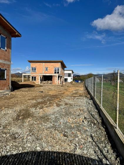 Casă individuală la roșu – 130 mp utili, teren 440 mp, drum privat - 10