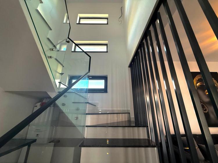 Vilă de vânzare cu design deosebit în cartierul Bucium