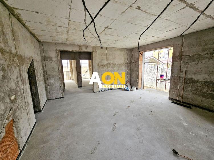 Apartament cu 3 camere, 2 bai, curte proprie, parcare si boxa 40 mp