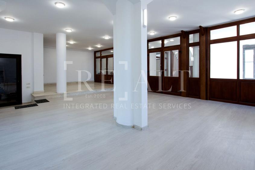 Inchiriere casa, vila 7 camere | Individuala, Renovata, Curte | Campul Pipera