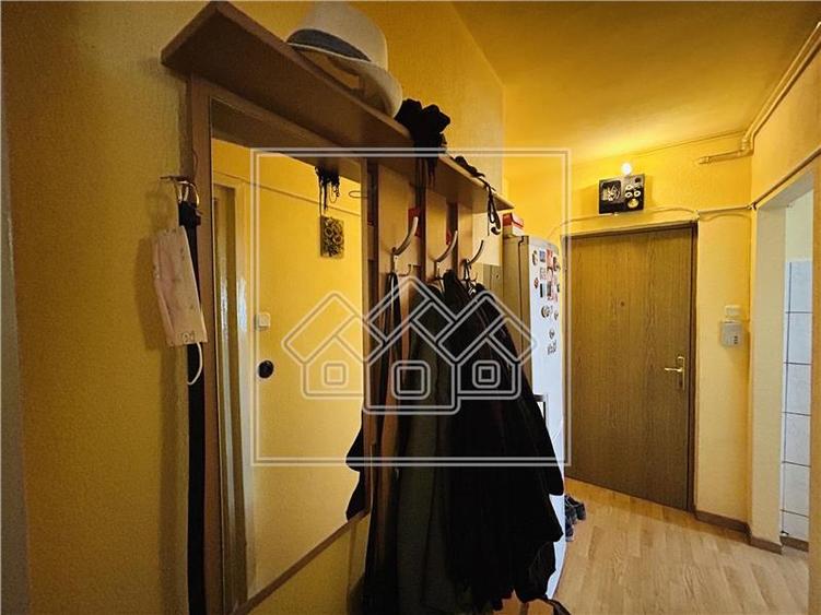 Apartament 3 camere, zona Cedonia, cu balcon, la cheie
