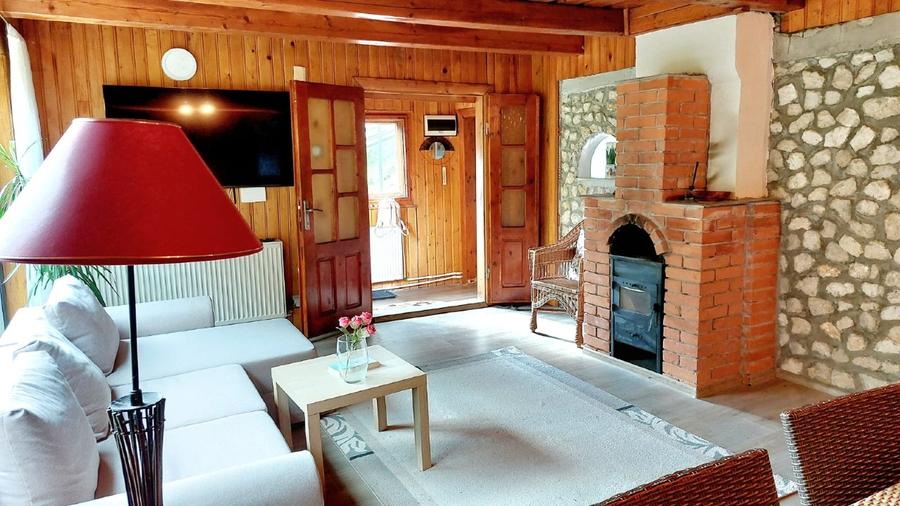 Cabană în Piatra Craiului | Lemn, piatră, șemineu și natură