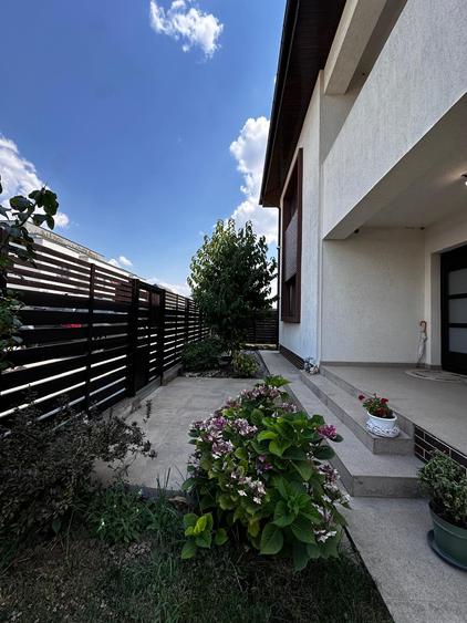 Casa de familie-curte amenajata 400 mp-panouri solare- NEMOBILATA-personalizare