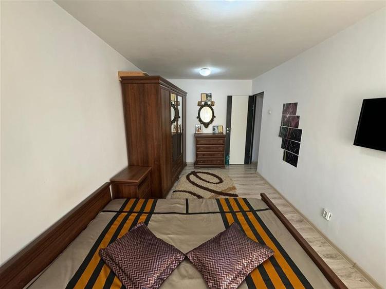 Apartament 4 camere, etaj 3 cu acoperis, nemobilat