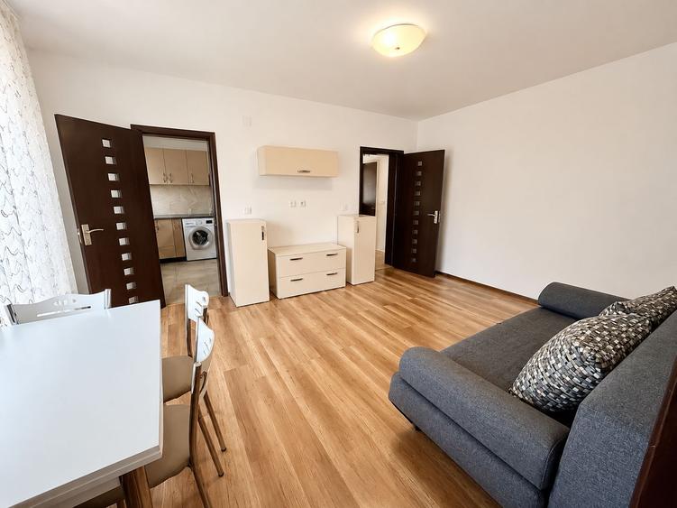 Apartament 3 camere, etaj 1, două balcoane, boxă 31 mp,parcare inclusă
