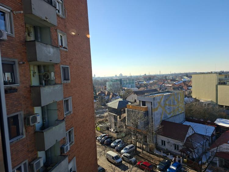 Central, langa Piata 700