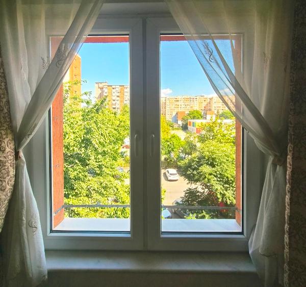 Apartament 3 camere, 56 mp utili + balcon închis, centrală proprie, etaj 3/4