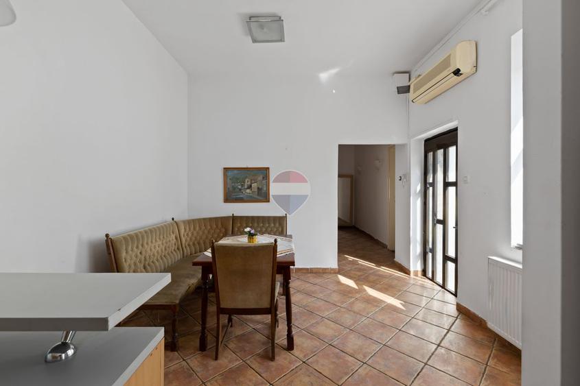 Apartament 4 camere + boxă, etaj 1, în zonă  Ultracentral