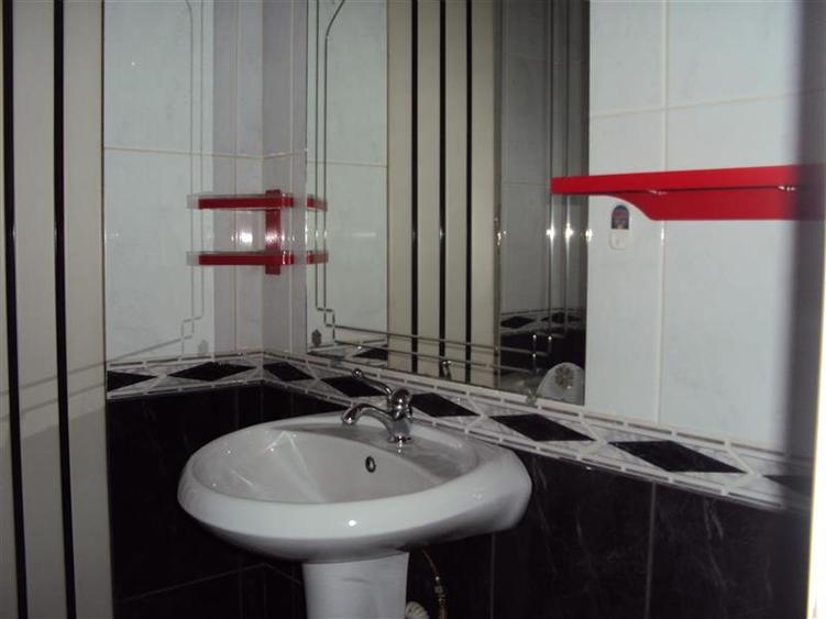 Apartament 4 camere,et 2, 3 balcoane, boxa, parcare, zona Teatru