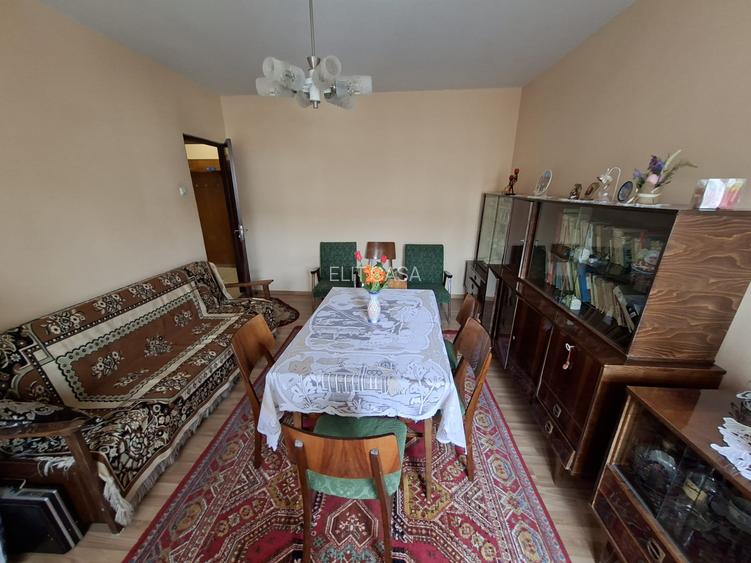 Apartament cu 4 camere, decomandat, etaj 2/4, zona Dacia - 2