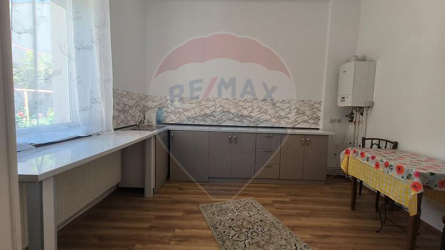 Casă cu 3 camere de vânzare în zona Centrală