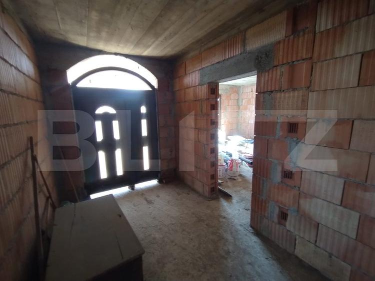 Casa la rosu,200mp,2 nivele,500 mp teren imprejmuit,zona Sigmir