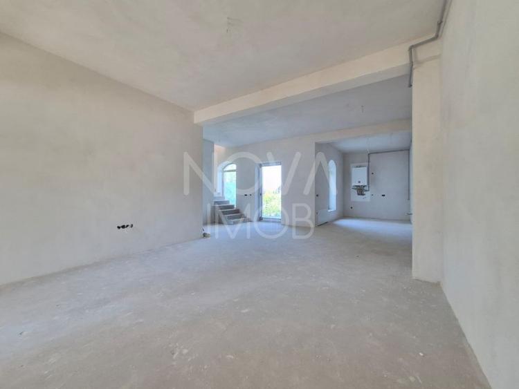 Casa generoasa cu 5 camere, 2 bai, dressing si parcare – Sura Mica