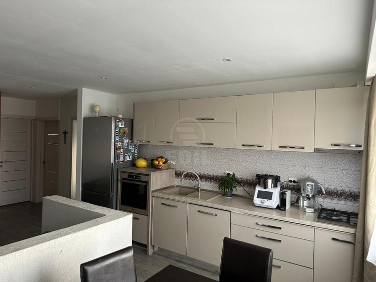 Apartament 3 camere semidecomandat zona Florilor