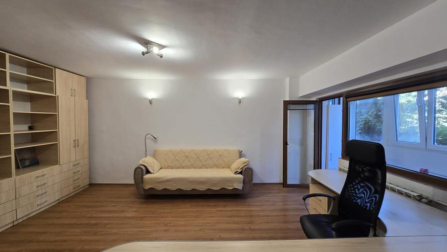Inchiriere garsoniera decomandata, etaj 1,  metrou Timpuri Noi, loc de parcare!