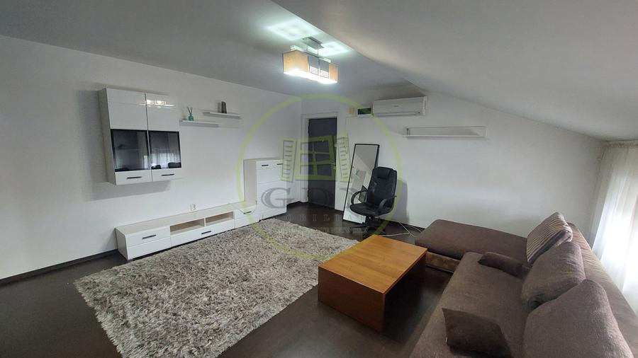 Apartament semidecomand, 58 mp, mansarda, Cartier Bariera Valcii, zona Biserica
