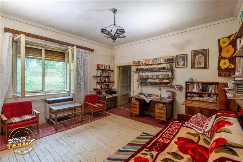 Casa cu istorie,3 camere,potential mansardare,1.840mp teren,in cadru linistit si