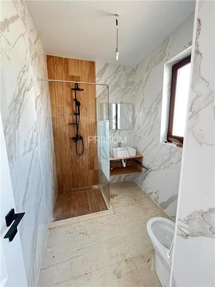 Giroc - Duplex despartit prin carport - 4 Camere - 2 Bai - Zona buna