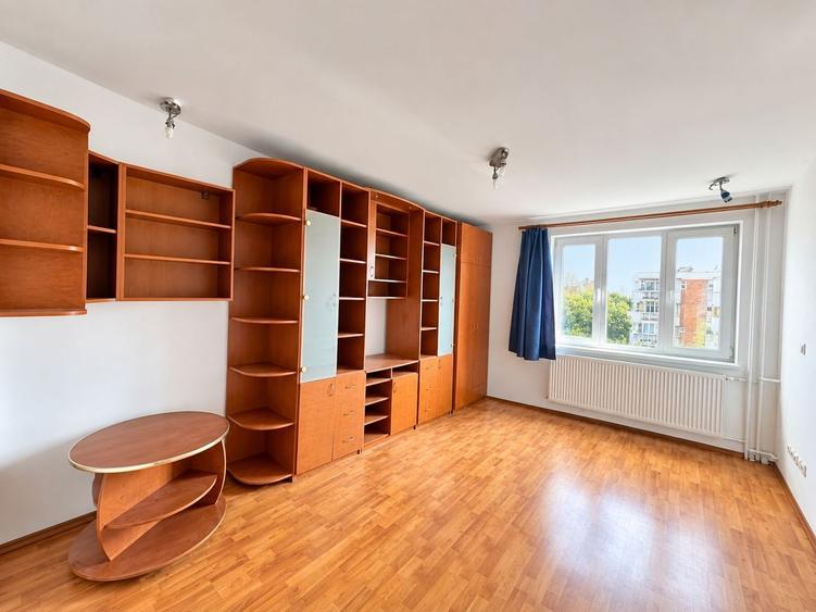 Aradului-Iulius Town | 2 Camere | Etaj Intermediar | Decomandat.