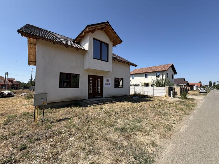 Casa la gri, 4 dormitoare, 3 bai, teren 400 mp