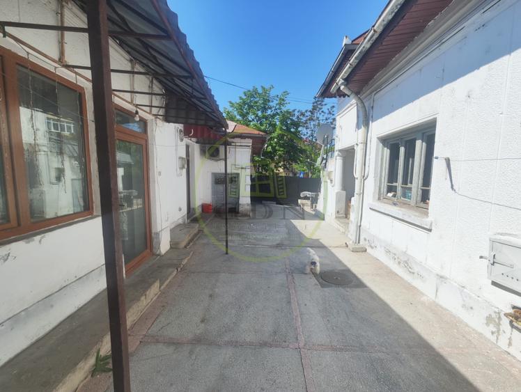 Spatiu comercial 9 camere, casa 2 camere, teren 354 mp, Brestei.