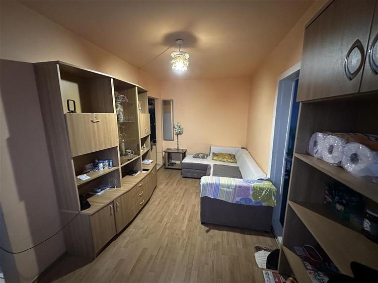 Apartament 2 camere semidecomandat, velenta