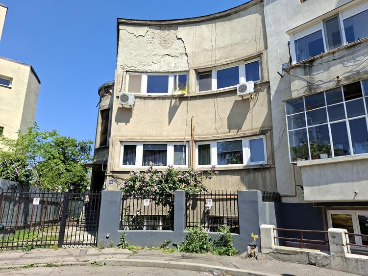 Apartament cu 3 camere in vila interbelica, de renovat - comision 0%!