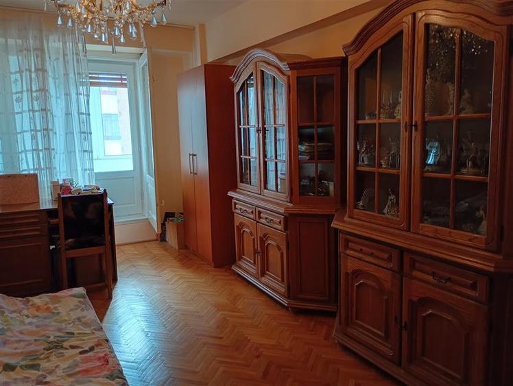 Apartament cu 3 camere de inchiriat