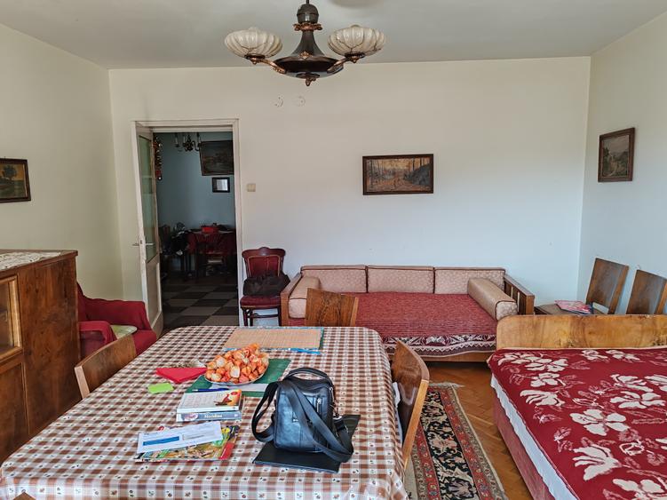 Apartament 3 camere liber la vanzare, pozitie deosebita zona Colinei