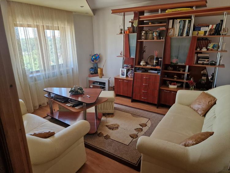 De Vanzare Apartament 3 camere Decomandat -bloc tip vila Obcini