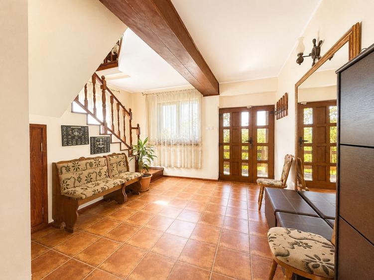 Vila de lux 310 mp construiti, cu piscina 40mp, Bucium Iasi, 1500mp teren, garaj foisor livada
