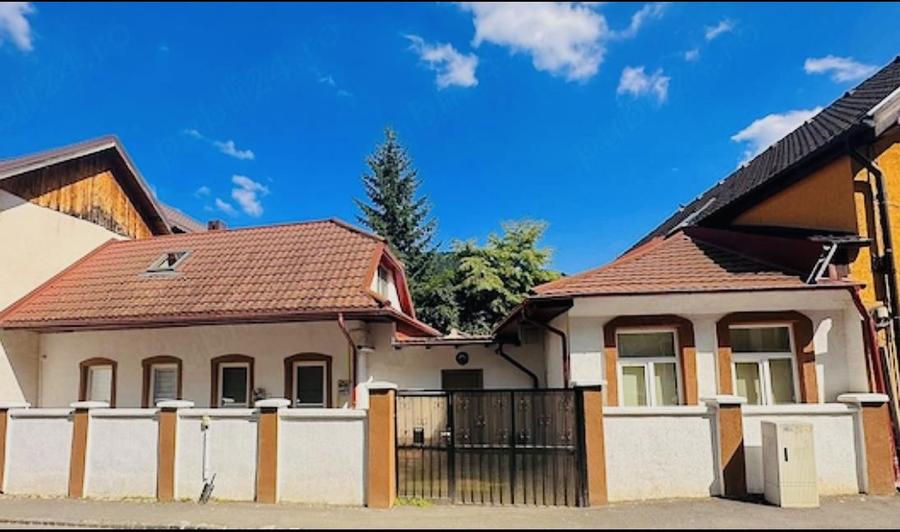 Casă 4 camere in inima Brasovului, curte privata, zona Schei