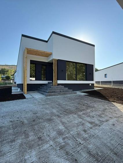 CASA INDIVIDUALA, 4 CAMERE, 2 BAI SI POD, VALEA ADANCA ZONA 5 DRUMURI