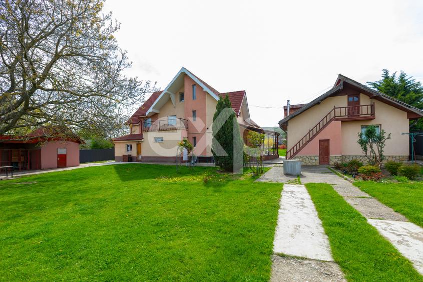 Casă/vilă de vânzare cu teren generos 3659 mp și 3 construcții, Sărată, Bacău