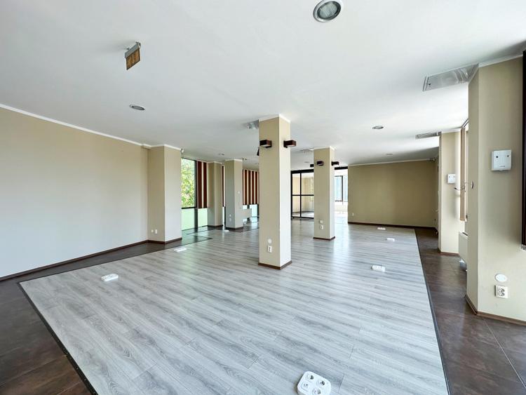 Spatiu comercial stradal cu locuri de parcare privata