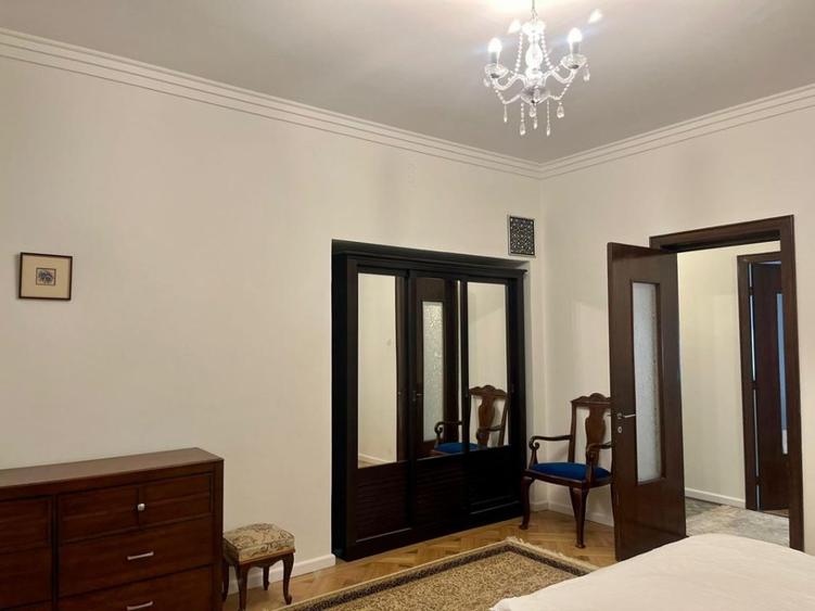 Vanzare jumatate vila arhitectura modernista Cotroceni cu 2 garaje terasa 54mp